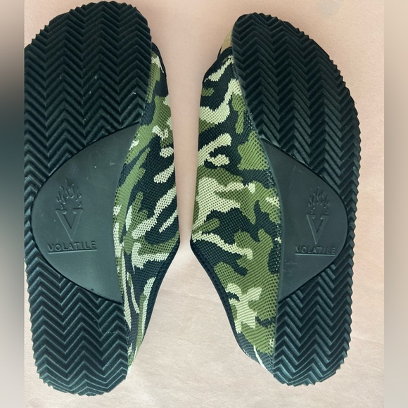 NIB Volatile Slip-on Camo sandals Size 7 - Picture 3 of 3